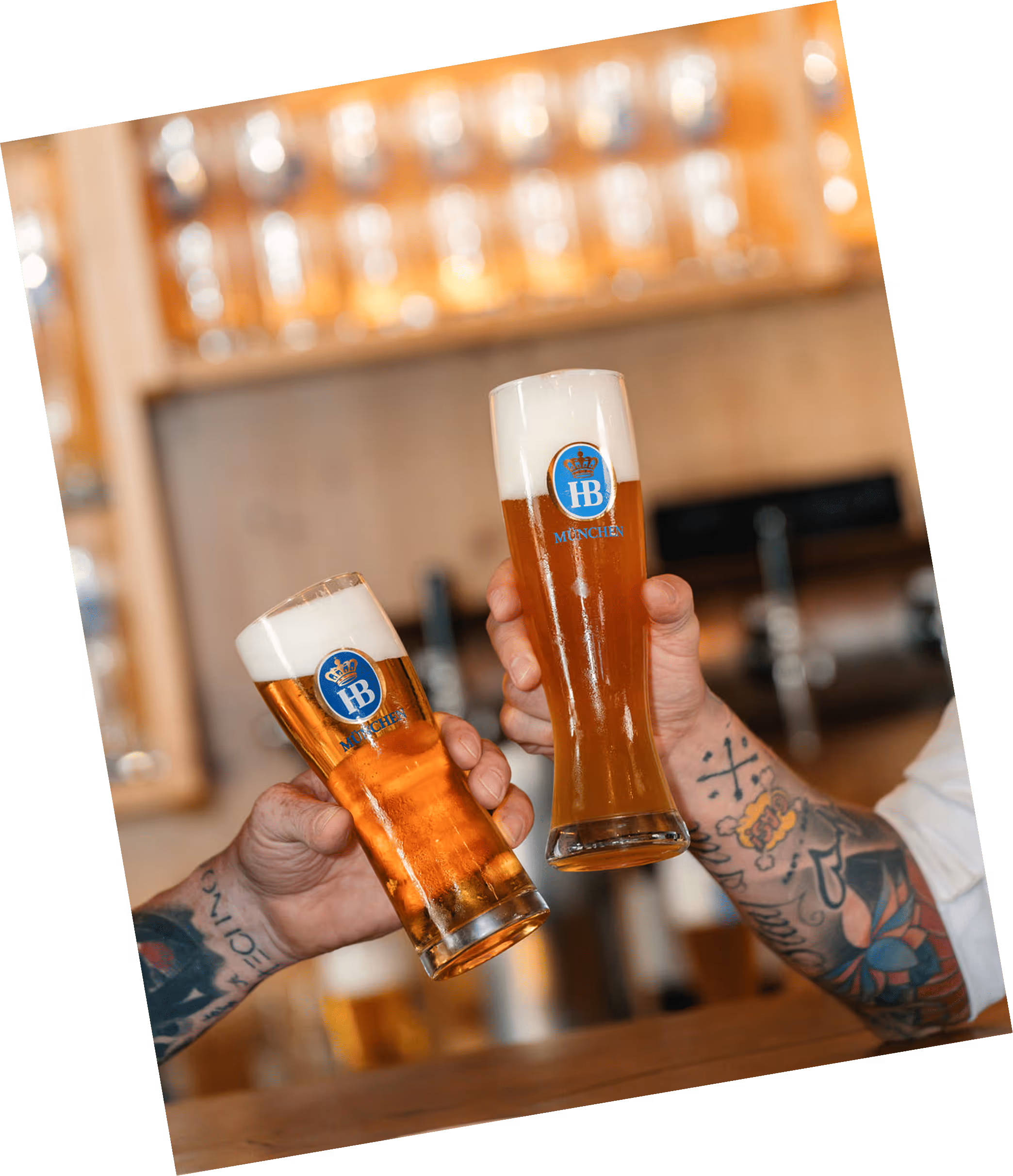 Zwei Männer mit Bier in der Hand die anstoßen