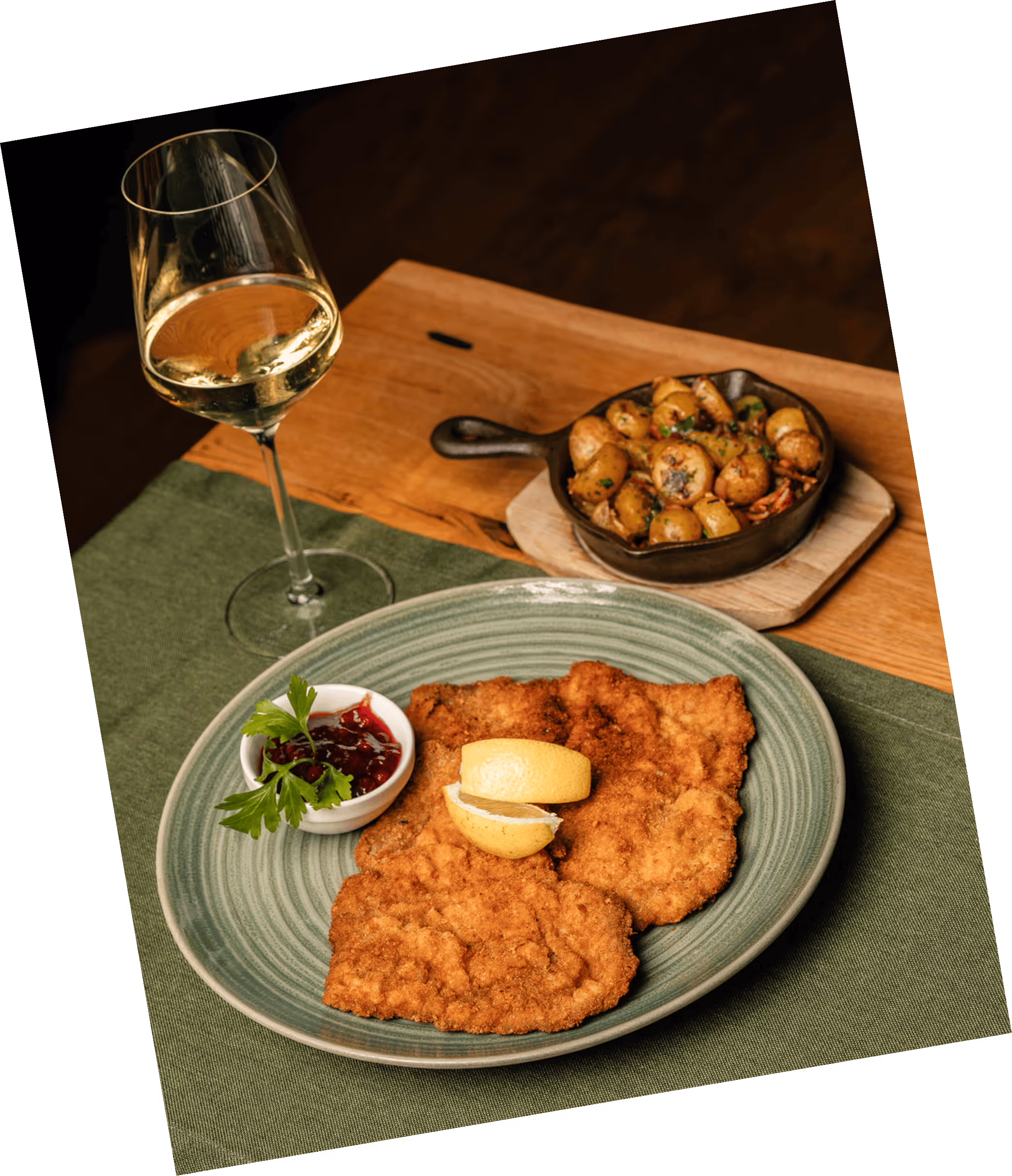 Wiener Schnitzel mit einem Glas Weißwein