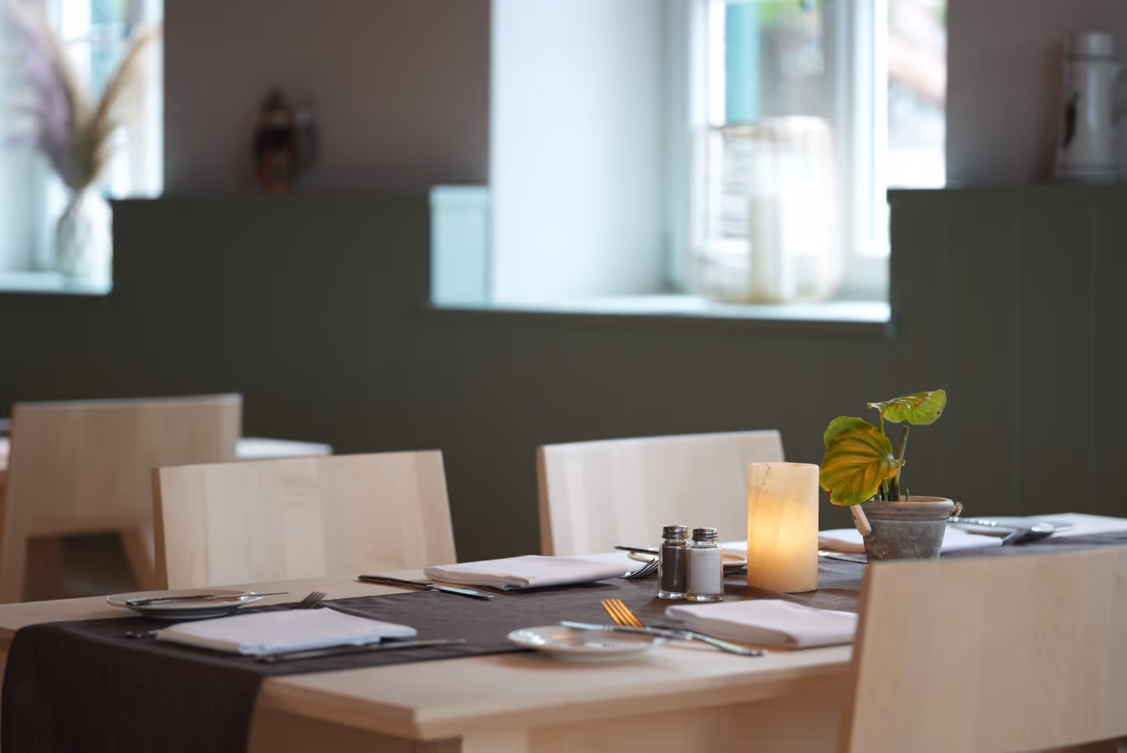 Tisch in sanftem Licht