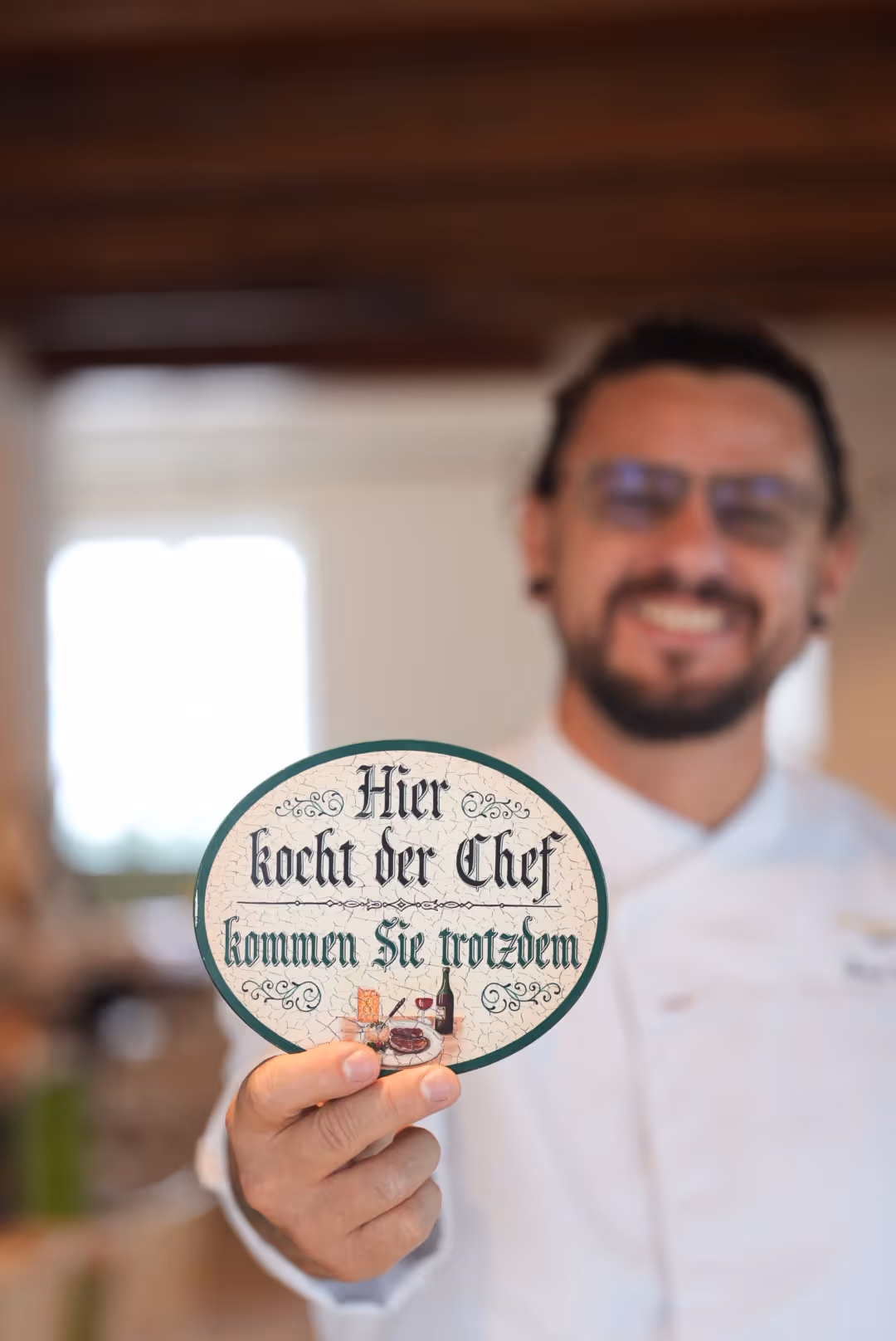 Simon Wankerl hält ein Schild in die Kamera