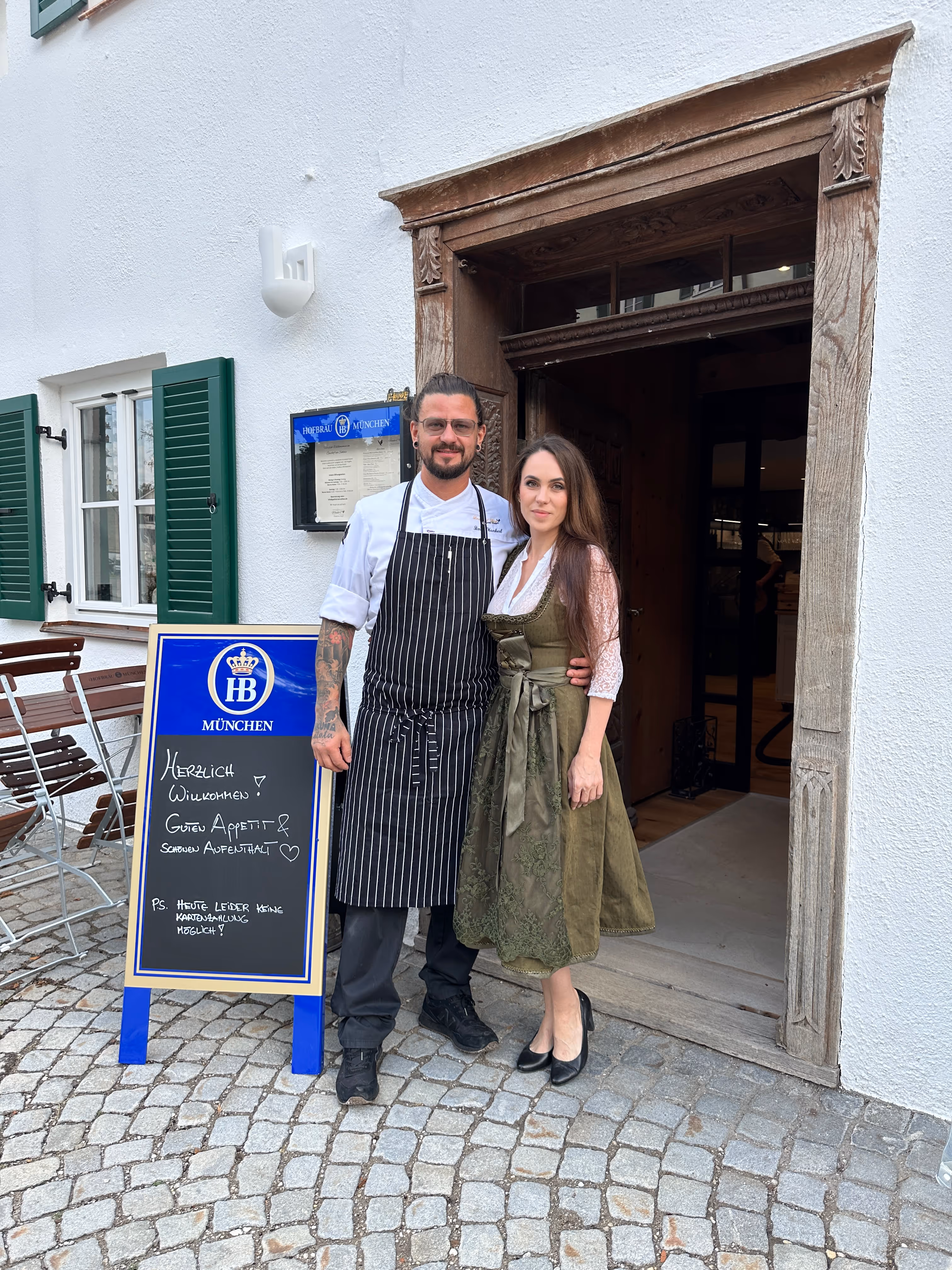 Inhaber Simon Wankerl & Kristina Kerchard vor dem Eingang