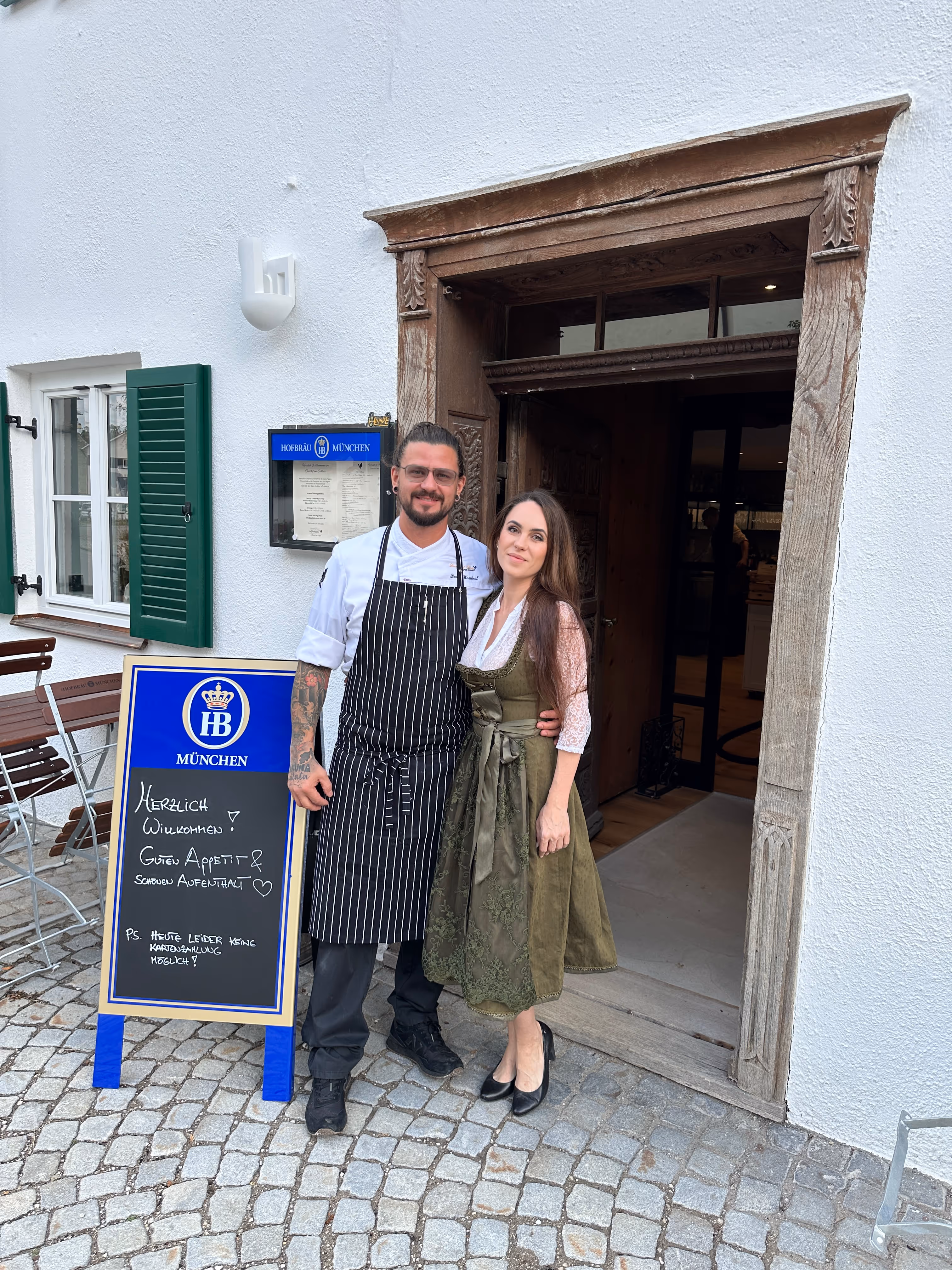 Inhaber Simon Wankerl & Kristina Kerchard vor dem Eingang