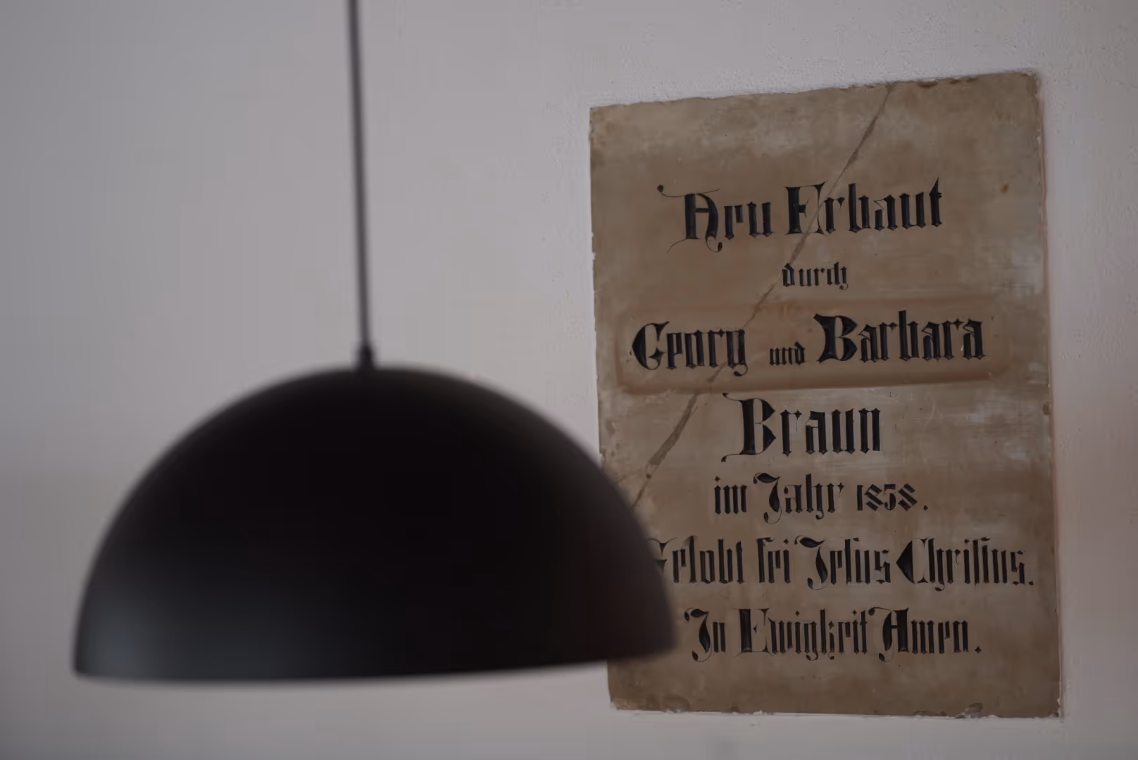 Alte Tafel an der Wand