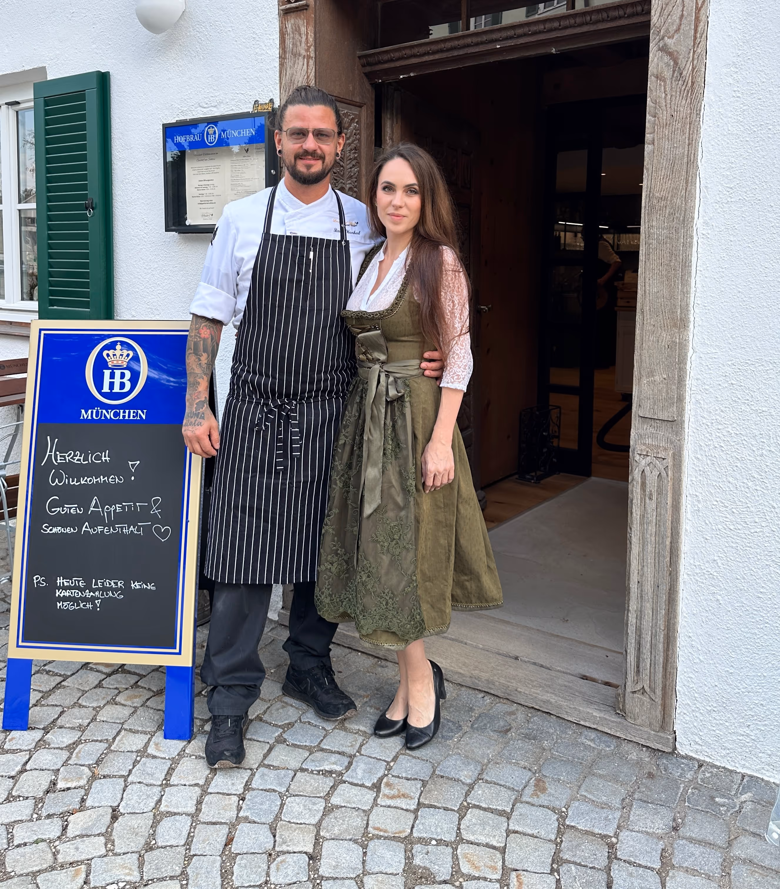 Inhaber Simon Wankerl & Kristina Kerchard vor dem Eingang