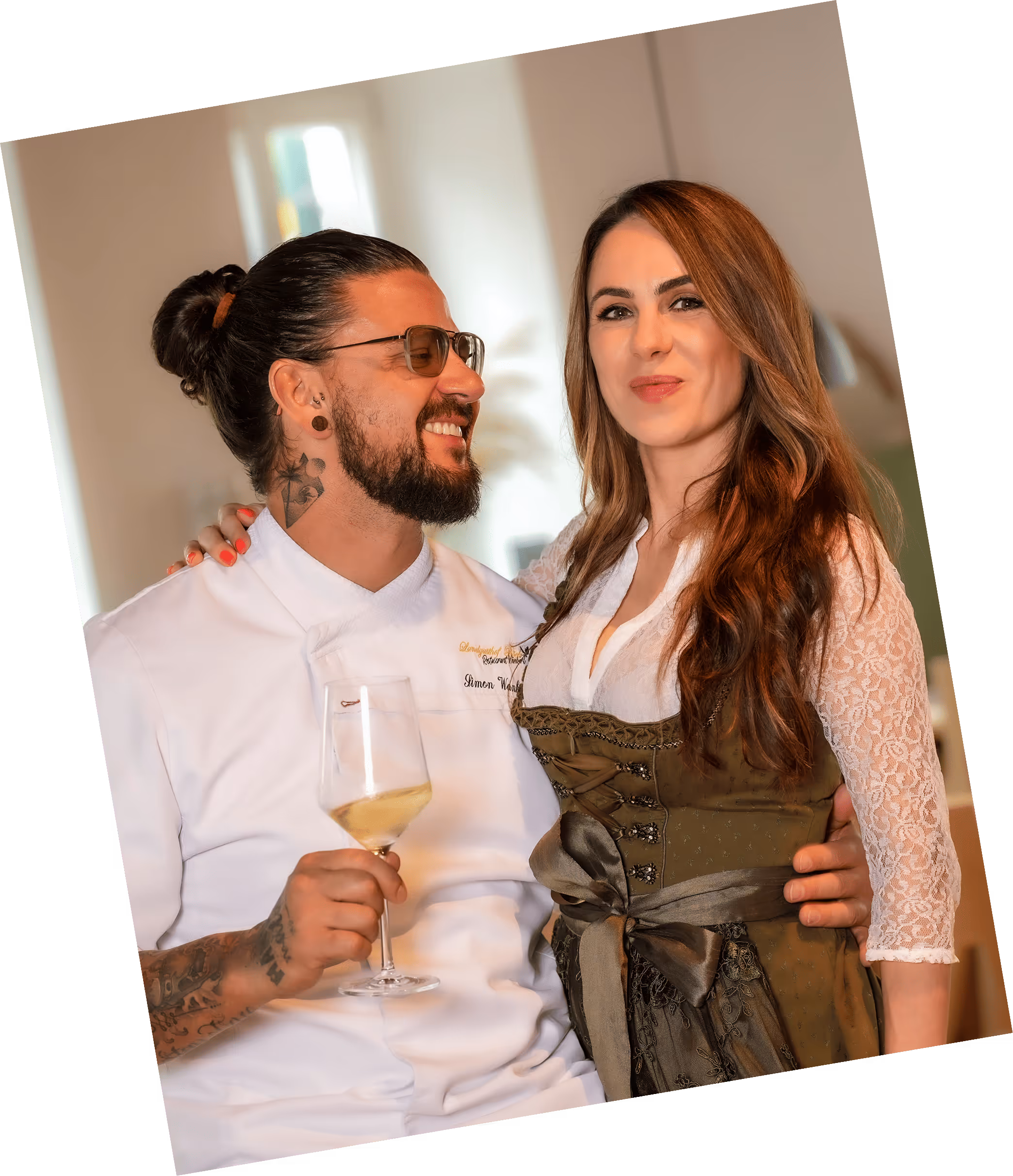 Inhaber Gasthof am Schloss mit Glas Wein in der Hand