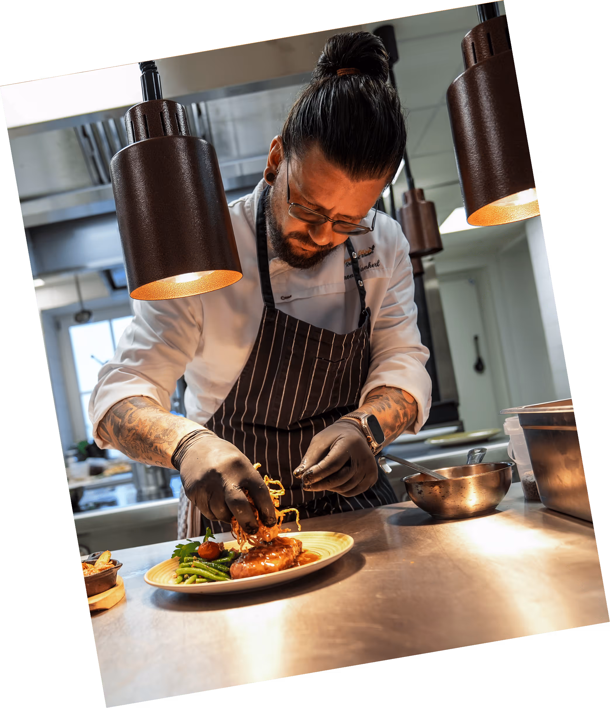 Simon Wankerl bereitet ein Gericht zu