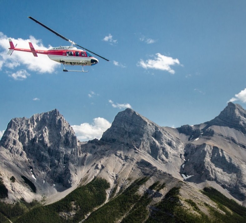 Survol de la région de Canmore "Three Sisters Peaks"
