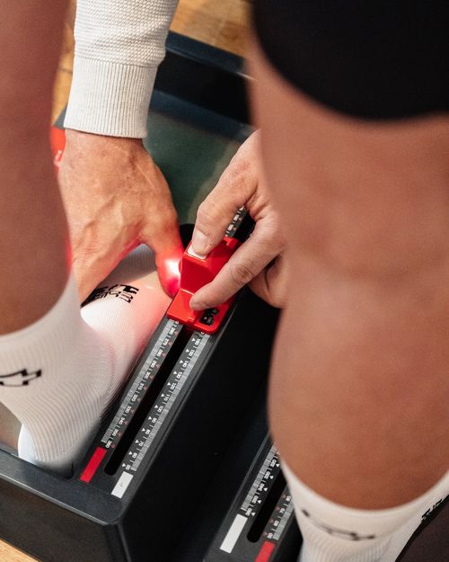 Prise de mesures précises des pieds avant une étude posturale – CYCLISTMotion Annecy