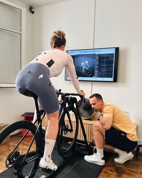 Vérification de l’alignement pied-genou-hanche au laser lors d’une étude posturale dynamique 3D pour un réglage millimétré des cales – CYCLISTMotion Annecy