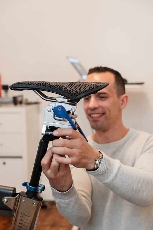 Réglages fins et millimétrés de la selle pour un confort optimal – CYCLISTMotion Annecy