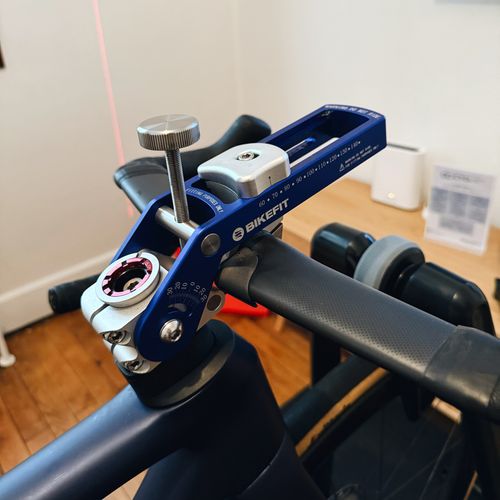 Outil de réglage BIKEFIT utilisé pour tester différentes longueurs et inclinaisons de potence pendant une étude posturale – CYCLISTMotion Annecy