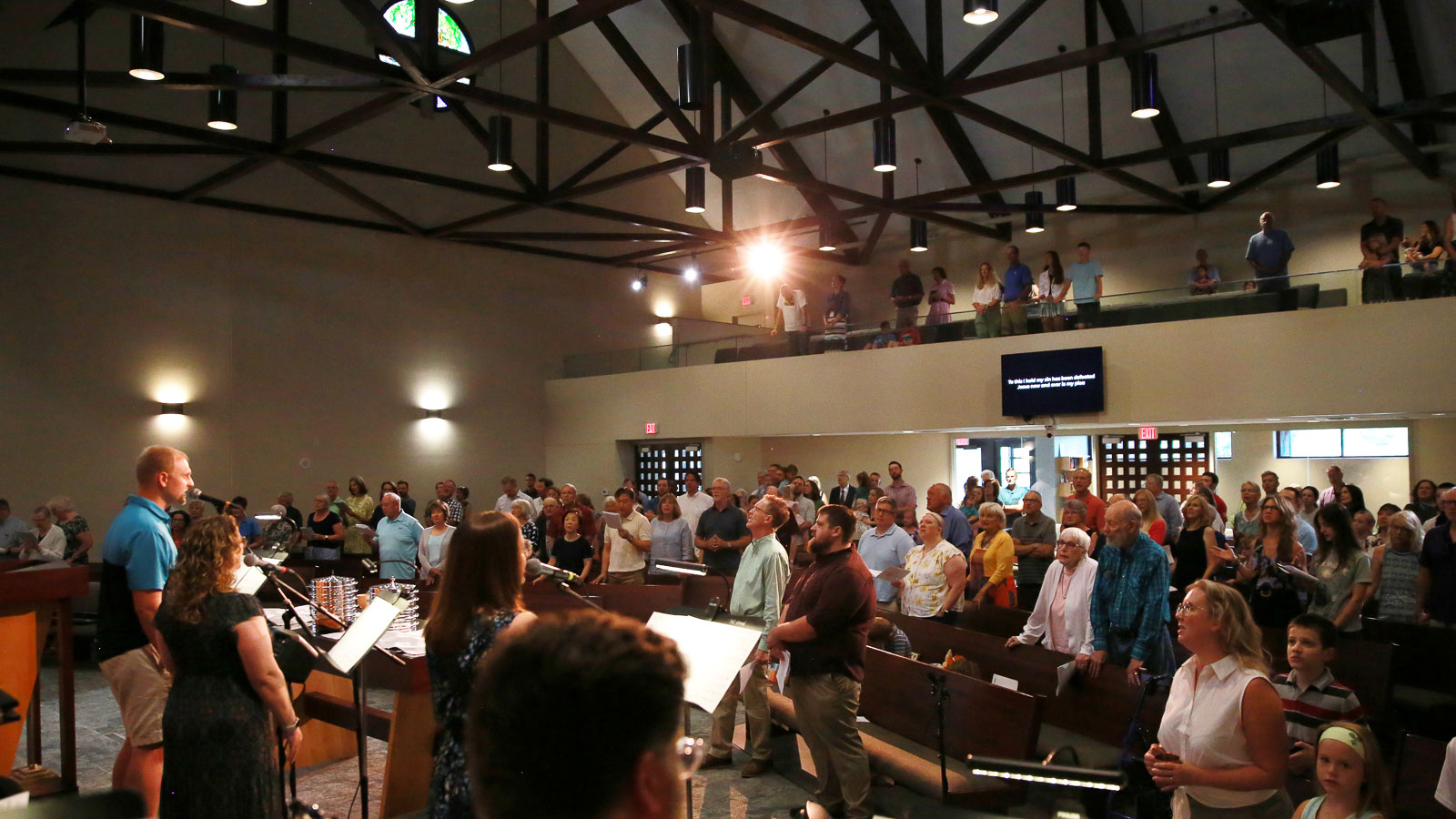 congregants singing