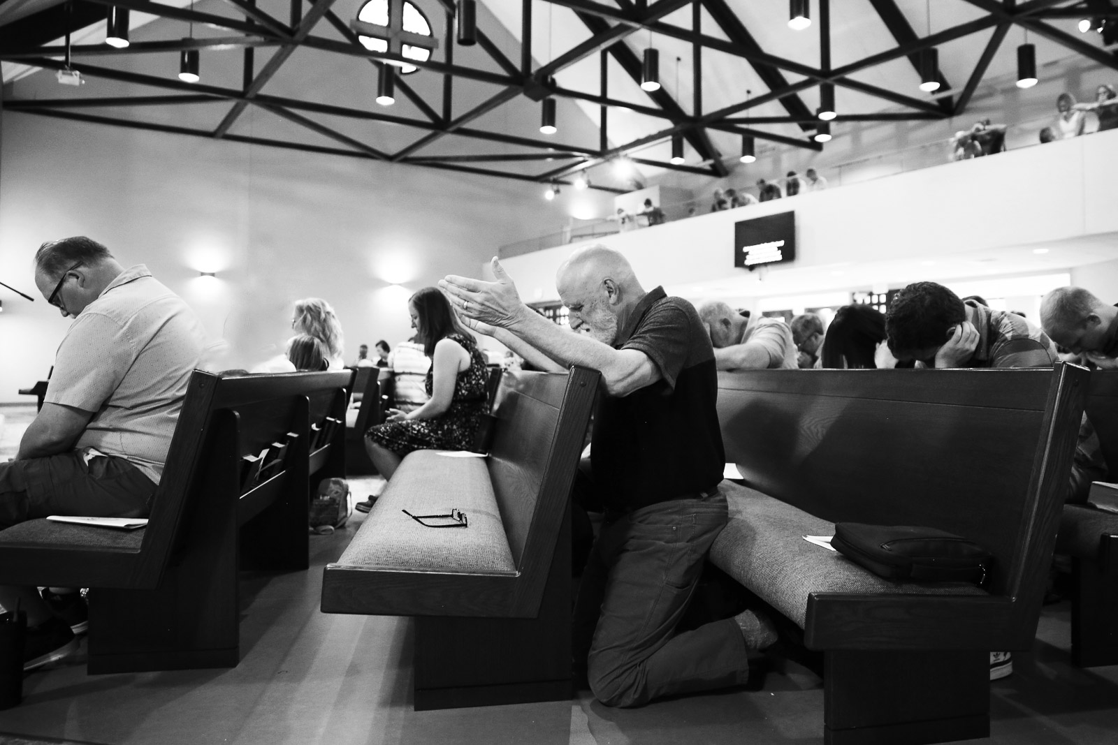 church goers praying