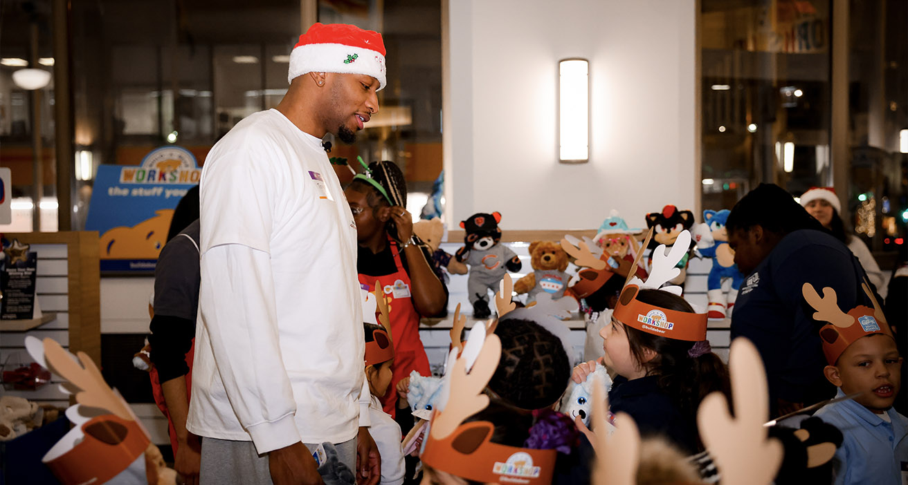 Torrey Craig Hosts Holiday Workshop at Build-A-Bear for Phoenix Families