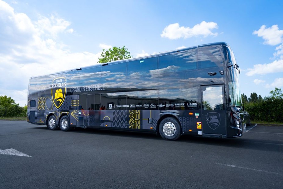 Bus du Stade Rochelais roulant au biocarburant, utilisé pour réduire l’empreinte carbone des déplacements des équipes