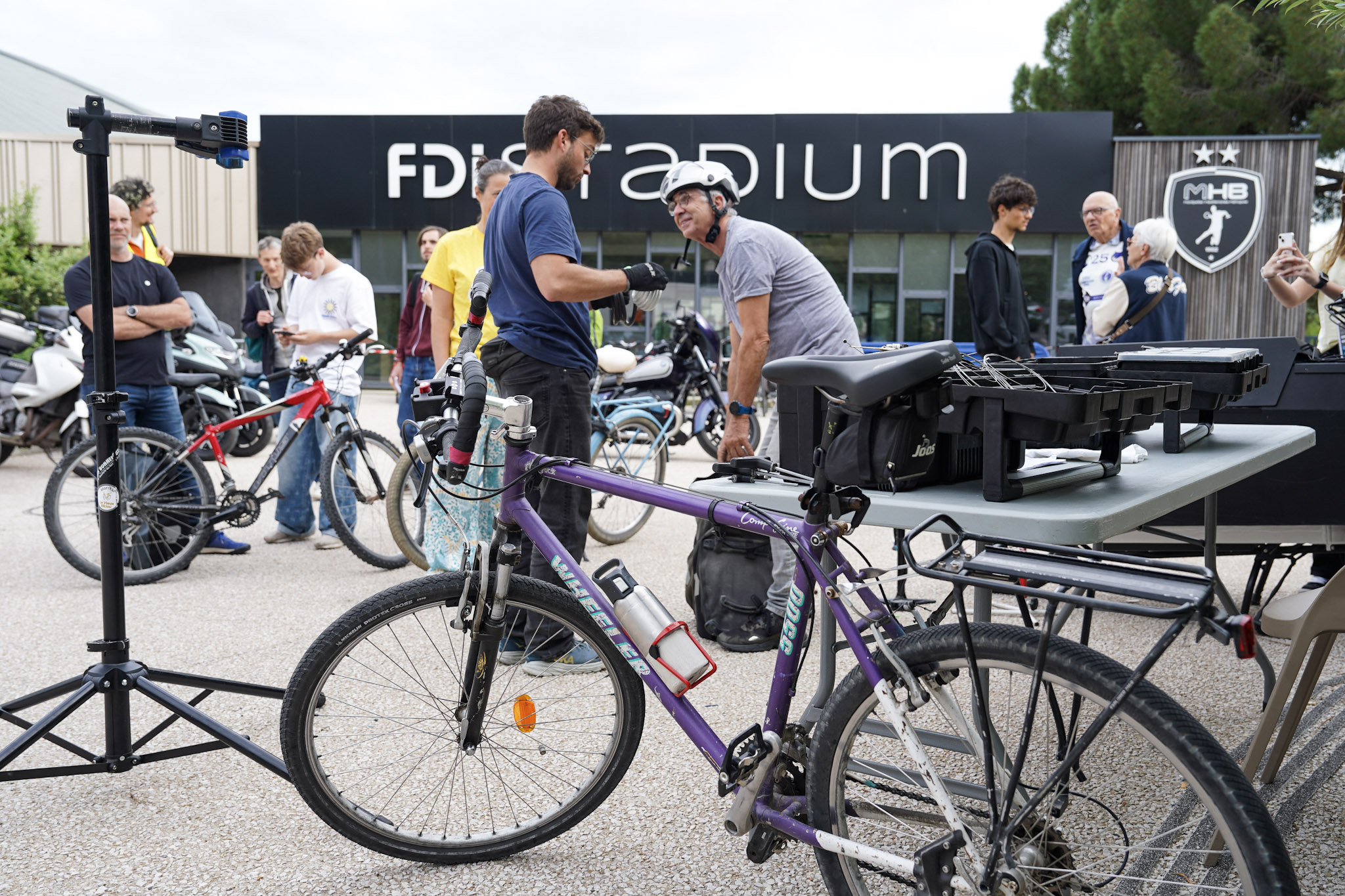 Atelier de co-réparation devant le FDI Stadium pour les spectateurs venus assister au match à vélo