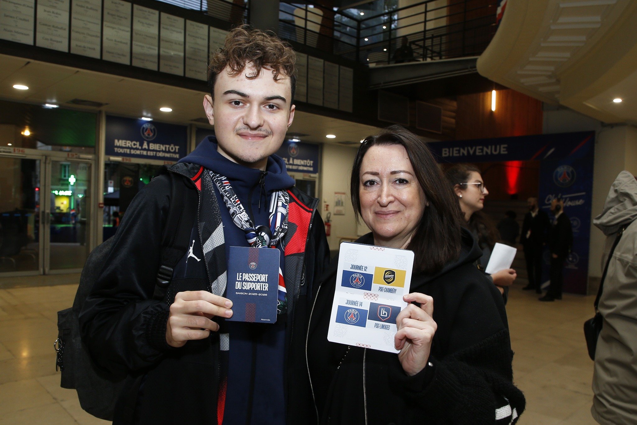 Supporters du Paris Saint-Germain Handball montrant leur passeport du supporter.