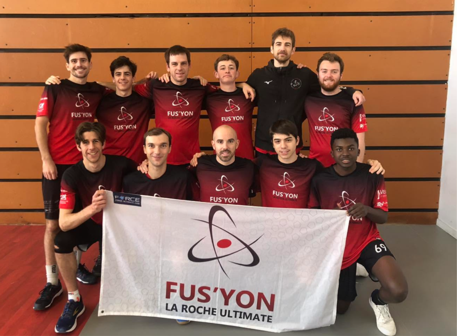 Des joueurs du La Roche Fus’yon Ultimate, habillés en noir et rouge, posent pour une photo de groupe avec le drapeau du club.