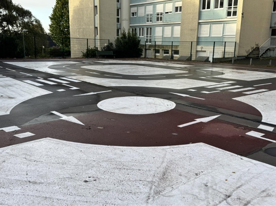 À La Pierre-Heuzé, la piste vélo-école permet aux apprentis cyclistes de s’exercer en toute sécurité grâce à un parcours reproduisant les principales situations de circulation : ronds-points, passages piétons et cédez-le-passage. 