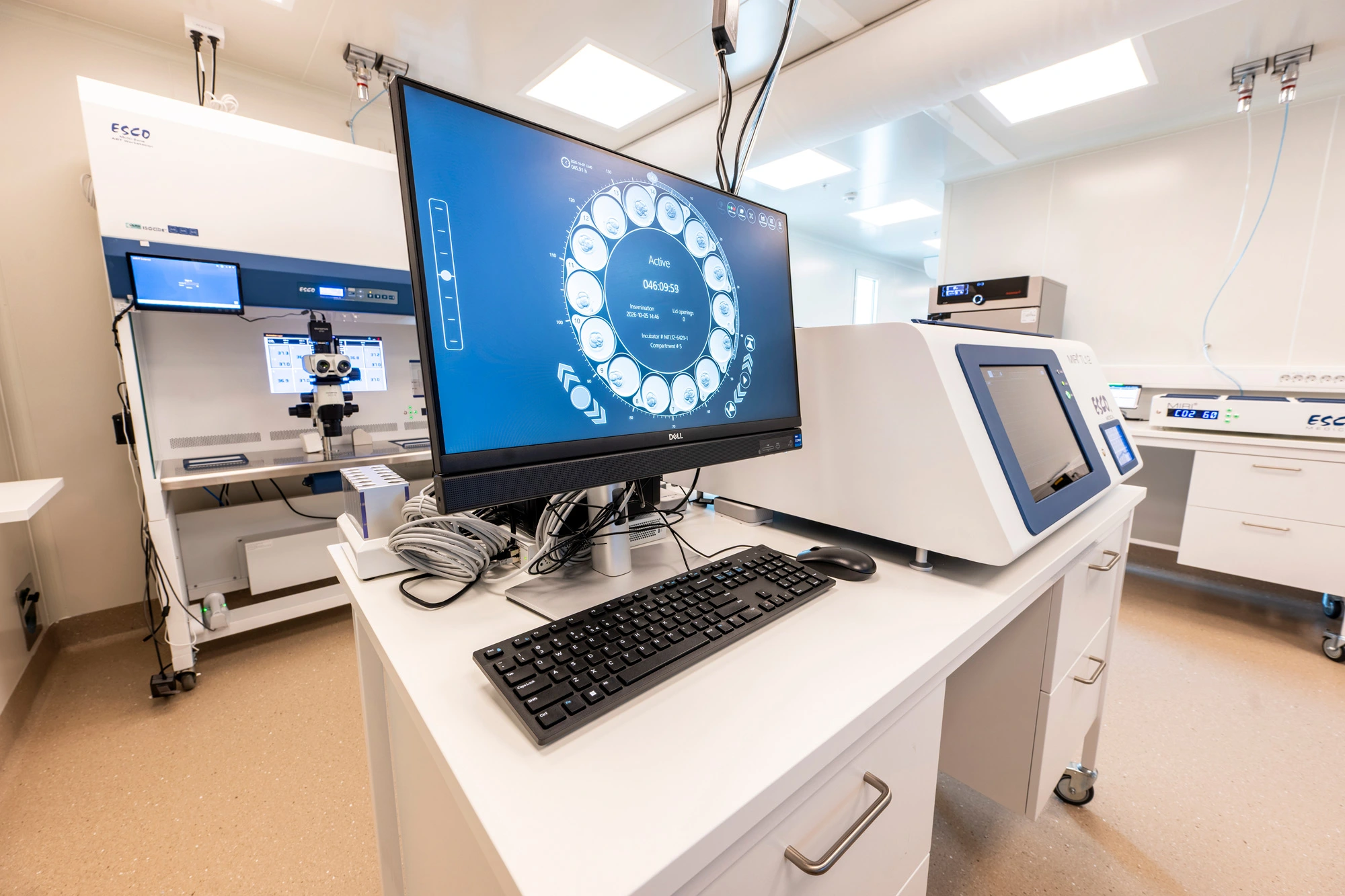 Inkubator og arbeidsbenk i VitoKlinikkens embryologilaboratorium