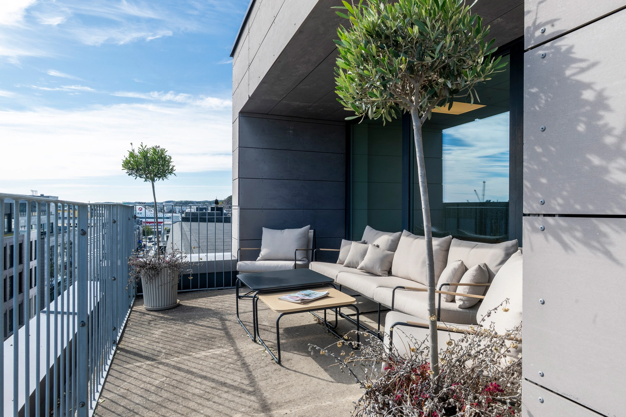 Takterrasse med sittegruppe ved VitoKlinikken i 6. etasje