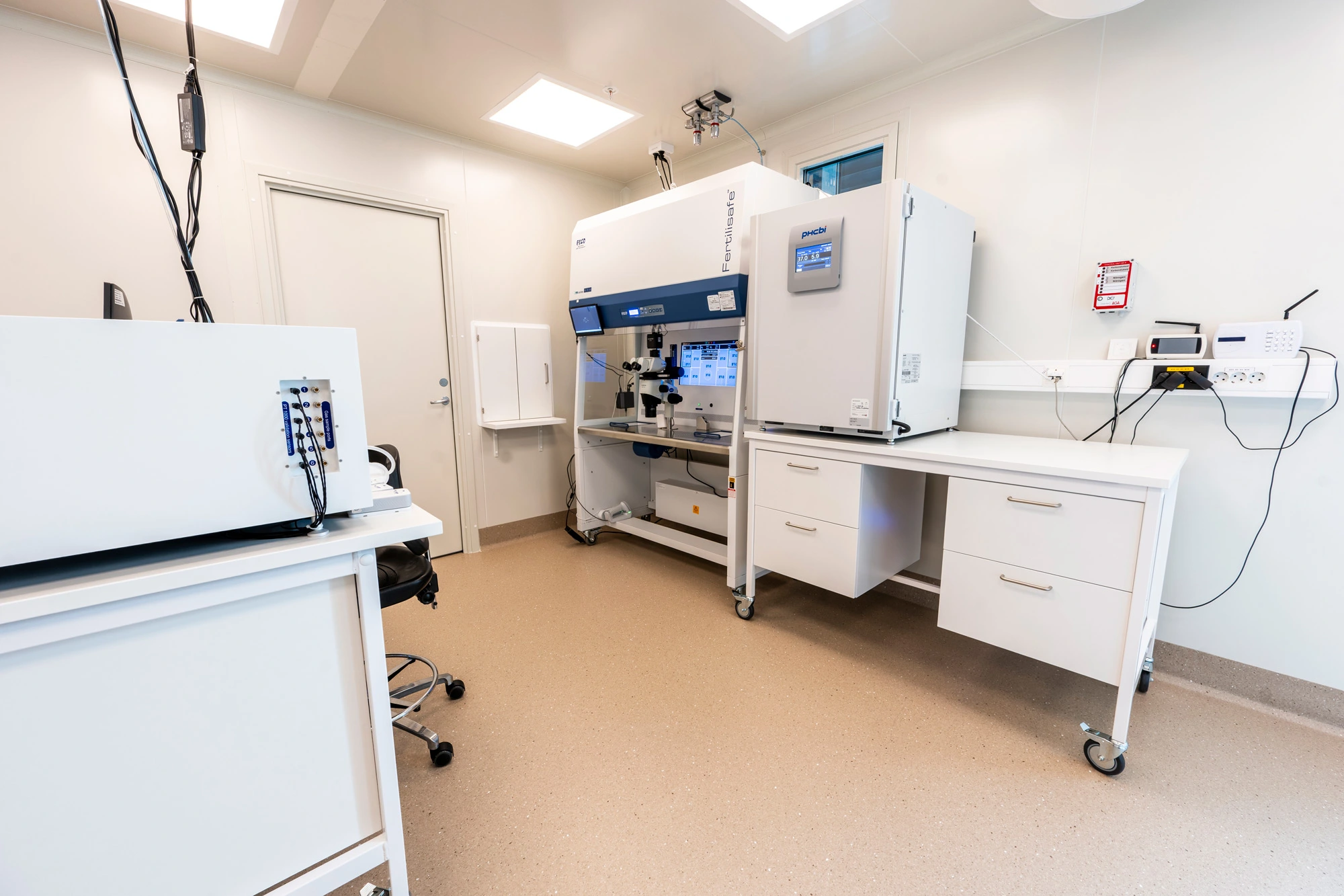 Sterilbenk og inkubator i IVF-laboratoriet på VitoKlinikken