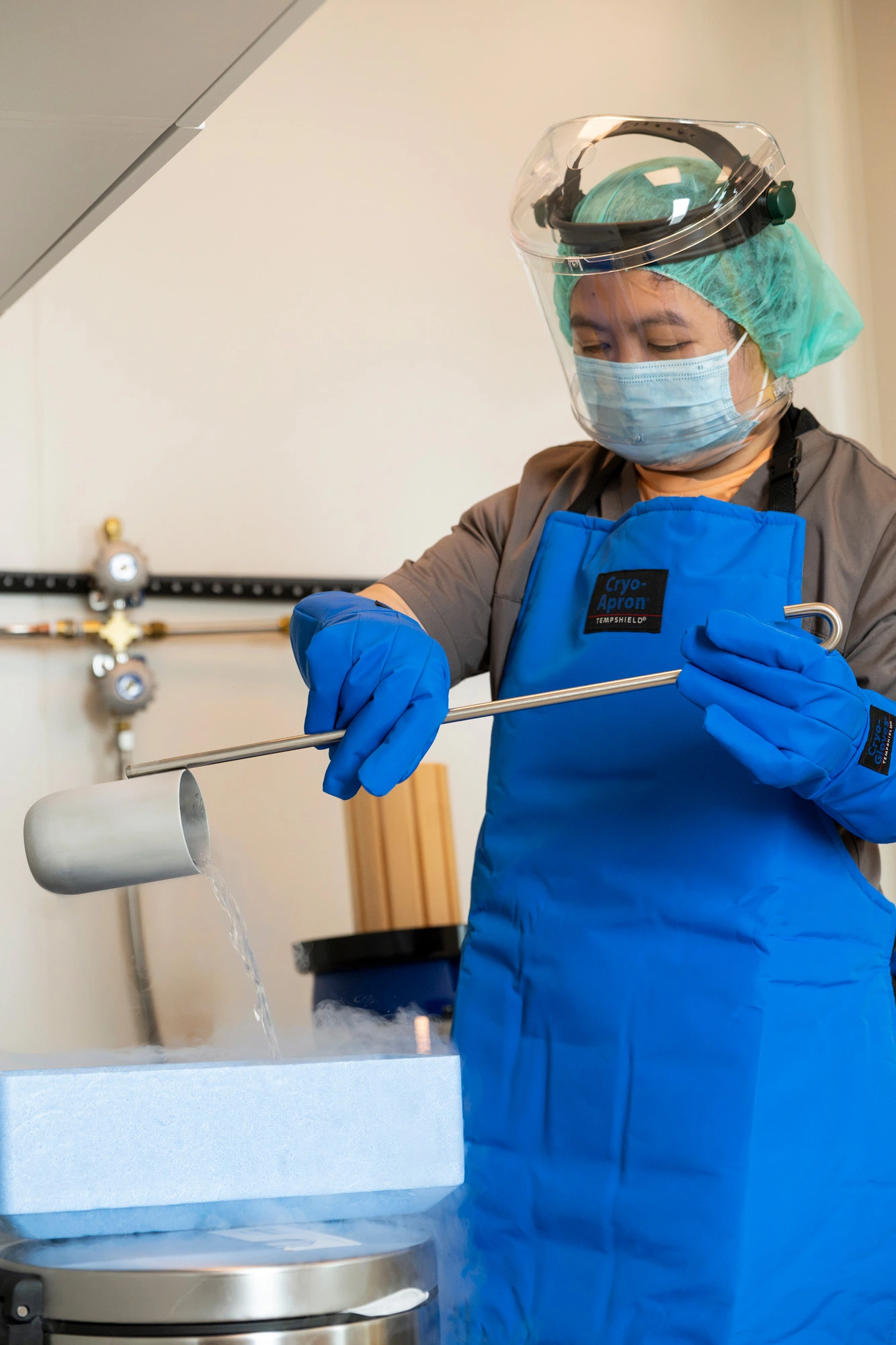 Embryolog i verneutstyr i fertilitetslaboratoriet på VitoKlinikken