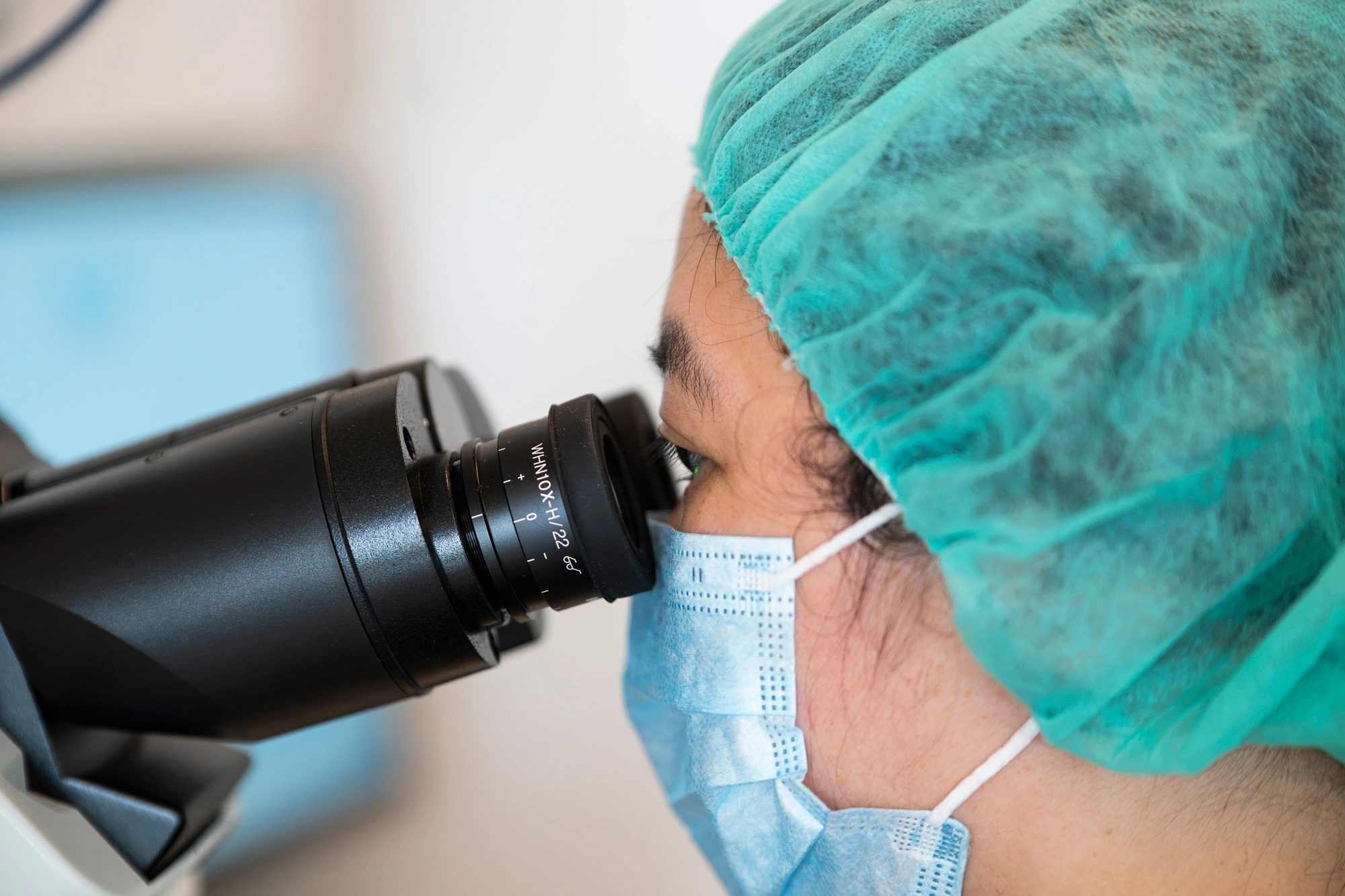 Embryolog ved mikroskopet i VitoKlinikkens IVF-laboratorium