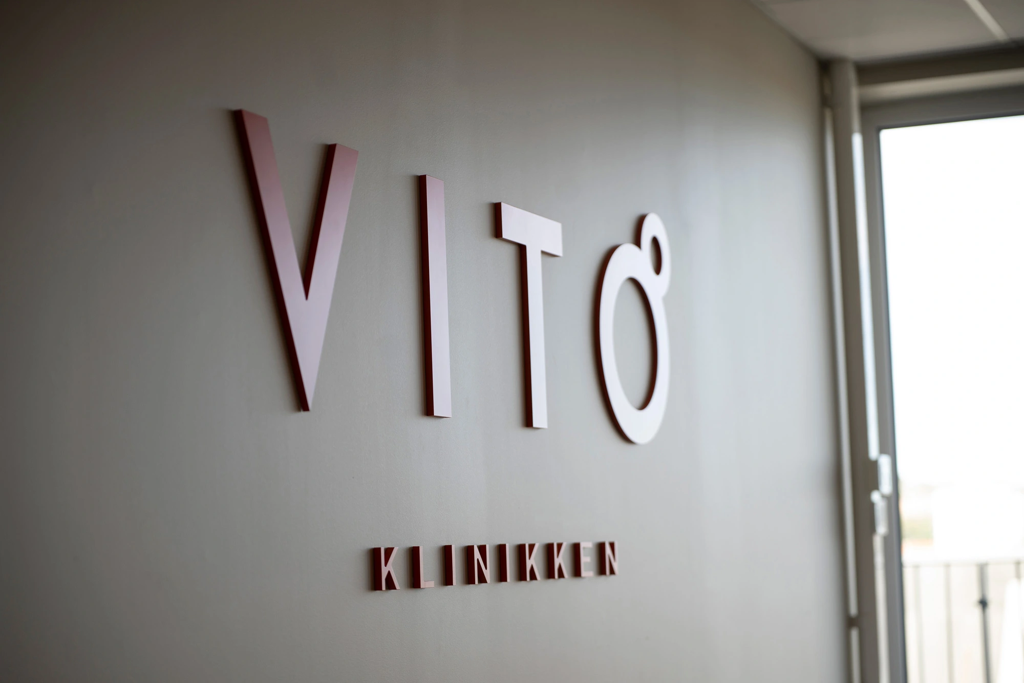 VitoKlinikken-logo på veggen i klinikkens lokaler