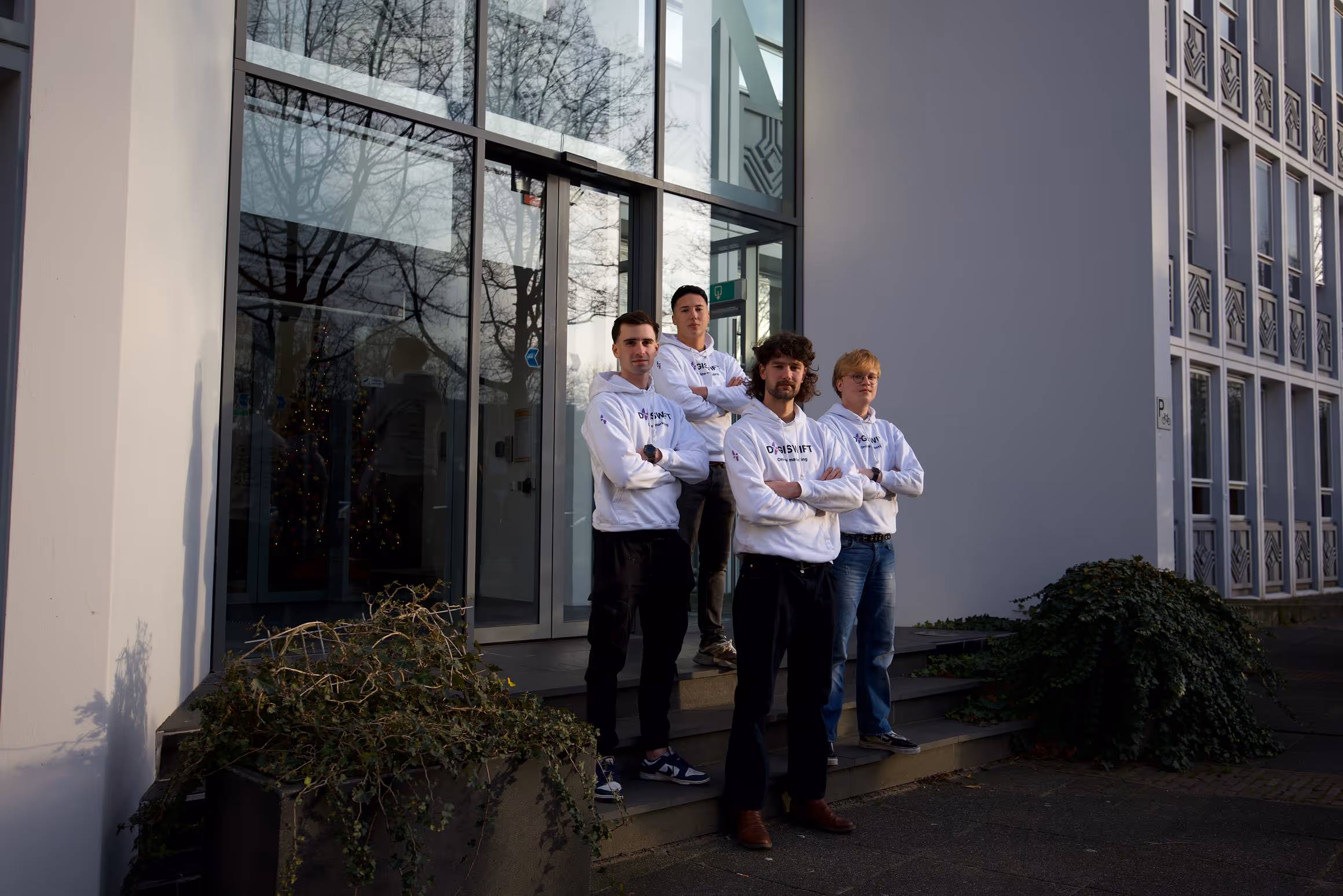 Het DigiSwift team poseert buiten het kantoor. Een hecht team van webdesigners, developers en online marketeers dat samen werkt aan resultaatgerichte projecten.