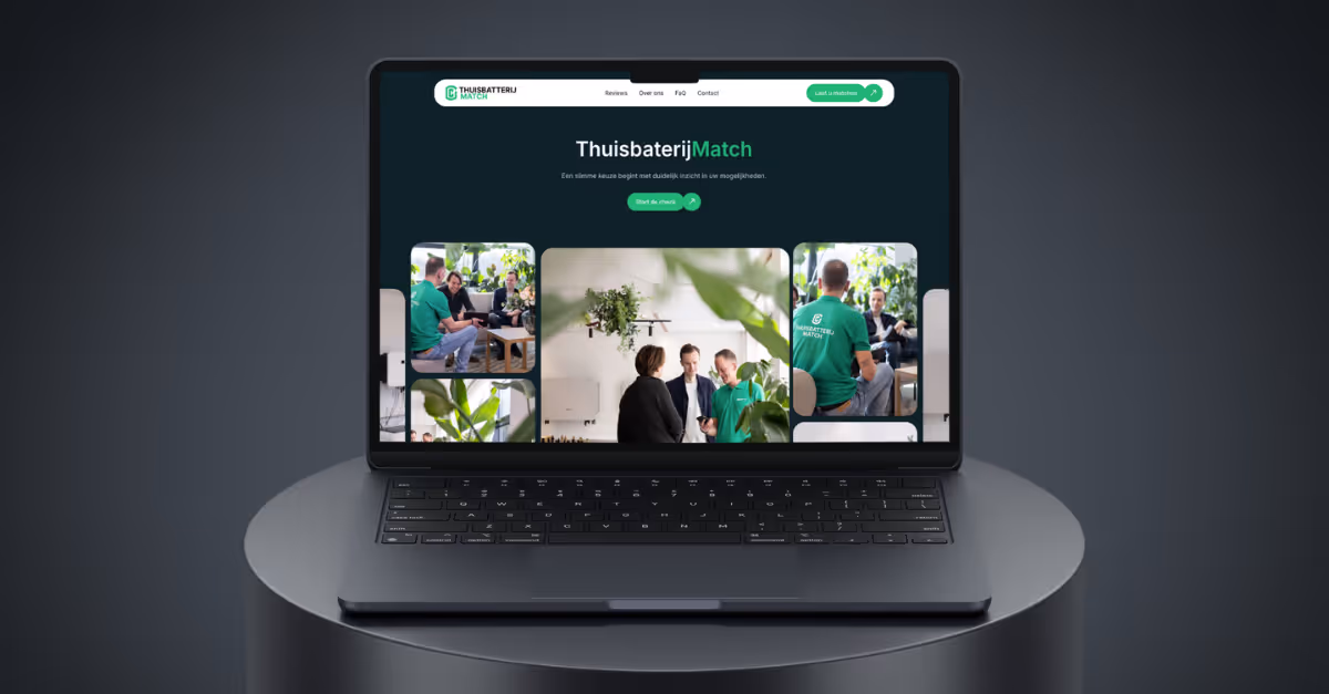 Laptopmock-up met de homepage van ThuisbatterijMatch, een platform voor het vergelijken en aanvragen van thuisbatterijen.