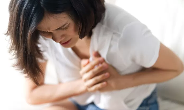 ¿Un golpe en el pecho puede causar cáncer? Mitos y realidad