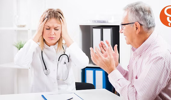 ¿Tu doctor te trata mal? Cómo manejar la falta de empatía médica sin poner en riesgo tu salud