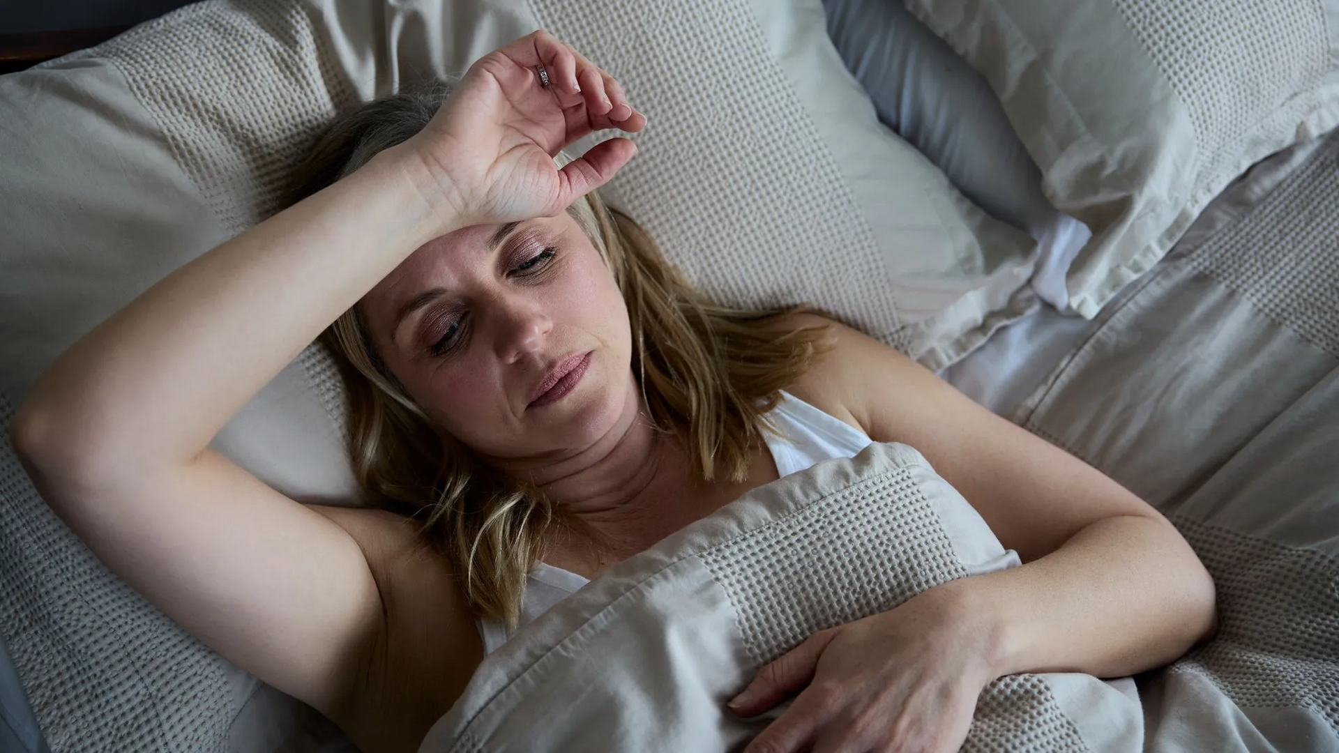 🌙 Sudoraciones nocturnas y fiebre leve en remisión: ¿efecto hormonal o señal de recaída?