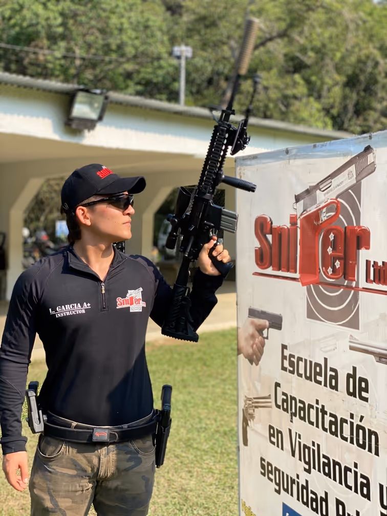 Persona posando con un AR15 para su empresa Sniper LTDA