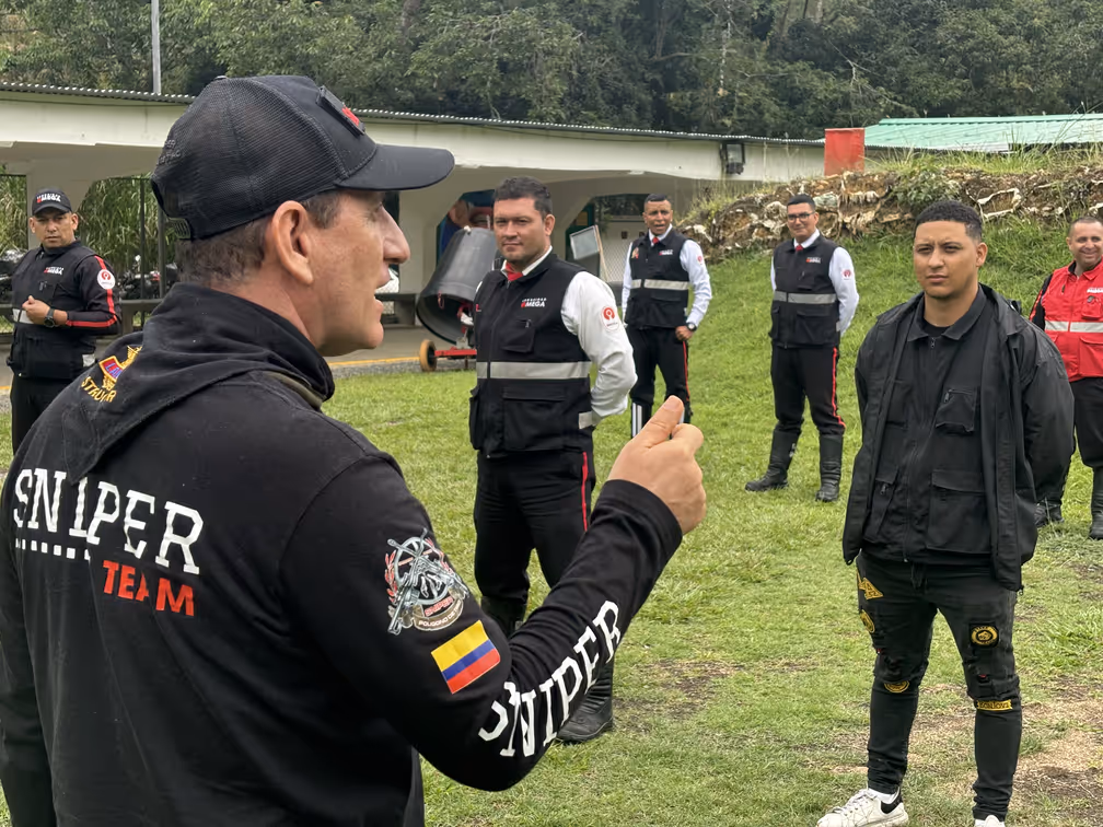 Entrenador de seguridad dando catedra a guardas de seguridad