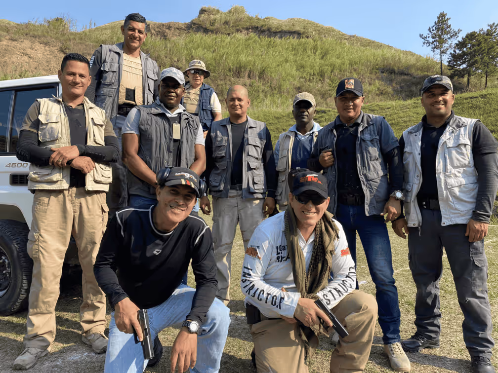 grupo de personas en un poligono de tiro posando para una foto