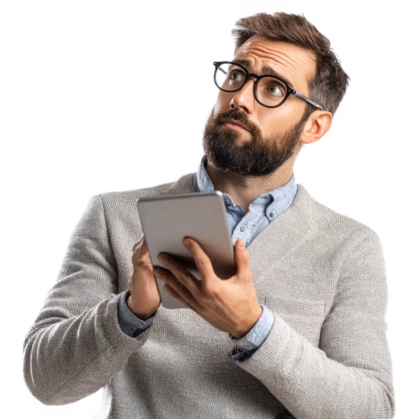 Homme pensif en pull gris utilisant une tablette tactile.