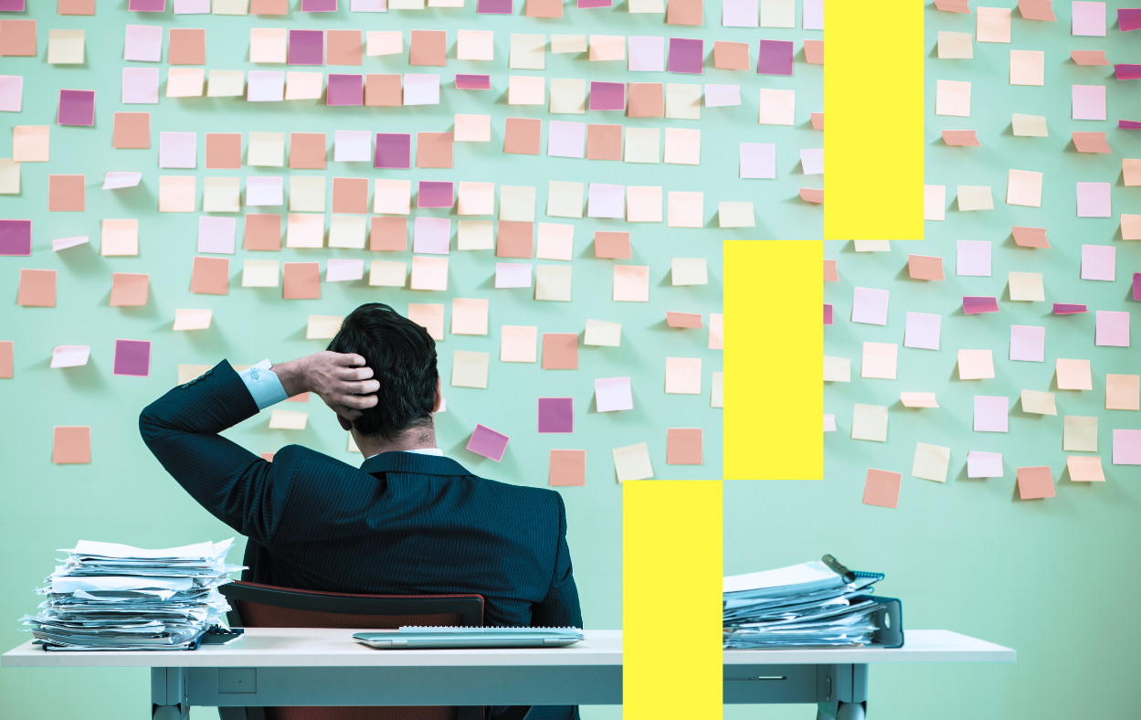 Un homme devant un mur de post-it