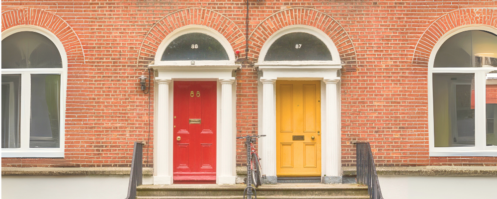 Extérieur d'un bâtiment avec une porte rouge et une porte jaune