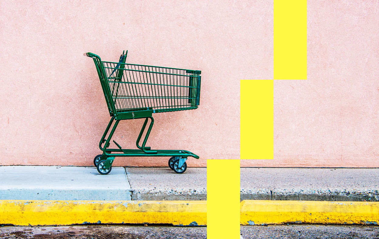 Chariot abandonné sur le trottoir devant un mur rose