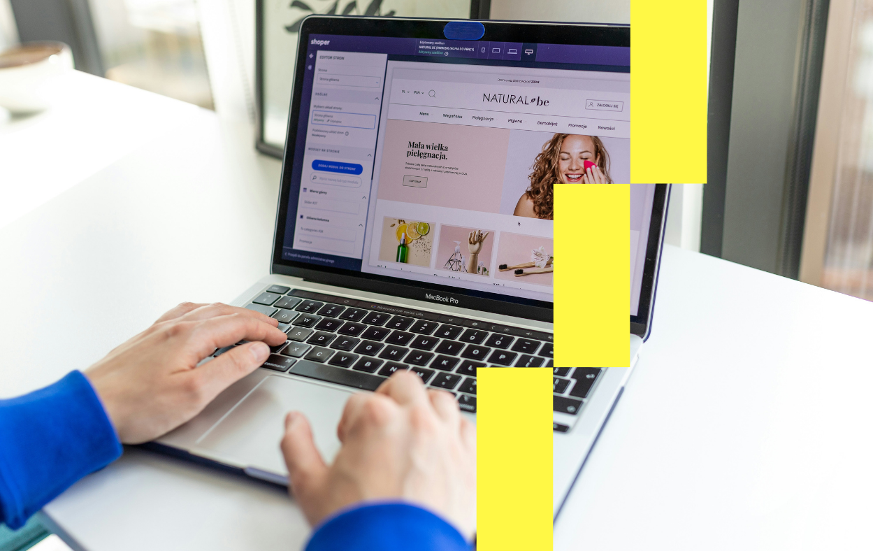 Designer concevant un site e-commerce de cosmétiques avec un design minimaliste sur MacBook Pro