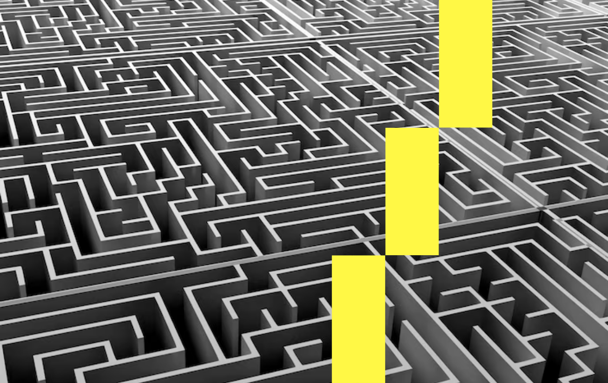 Labyrinthe 3D en nuances de gris avec un chemin jaune qui le traverse, illustrant le parcours client et ses multiples chemins possibles.