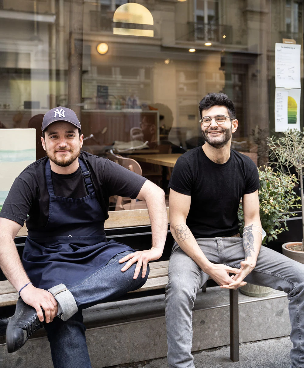 Amir et Vincent devant leur restaurant 