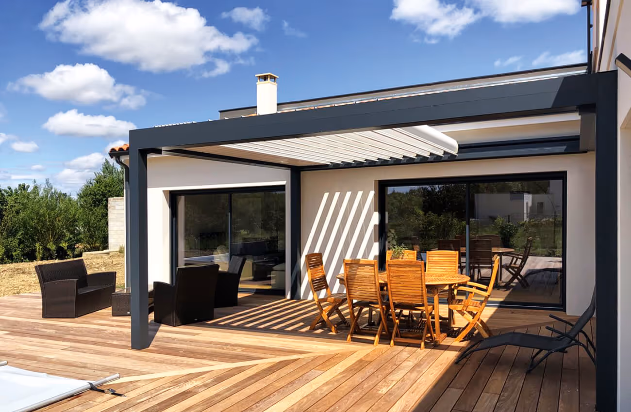 Installation d'une pergolas sur une terrasse par Morel Services dans l'Ain (01)