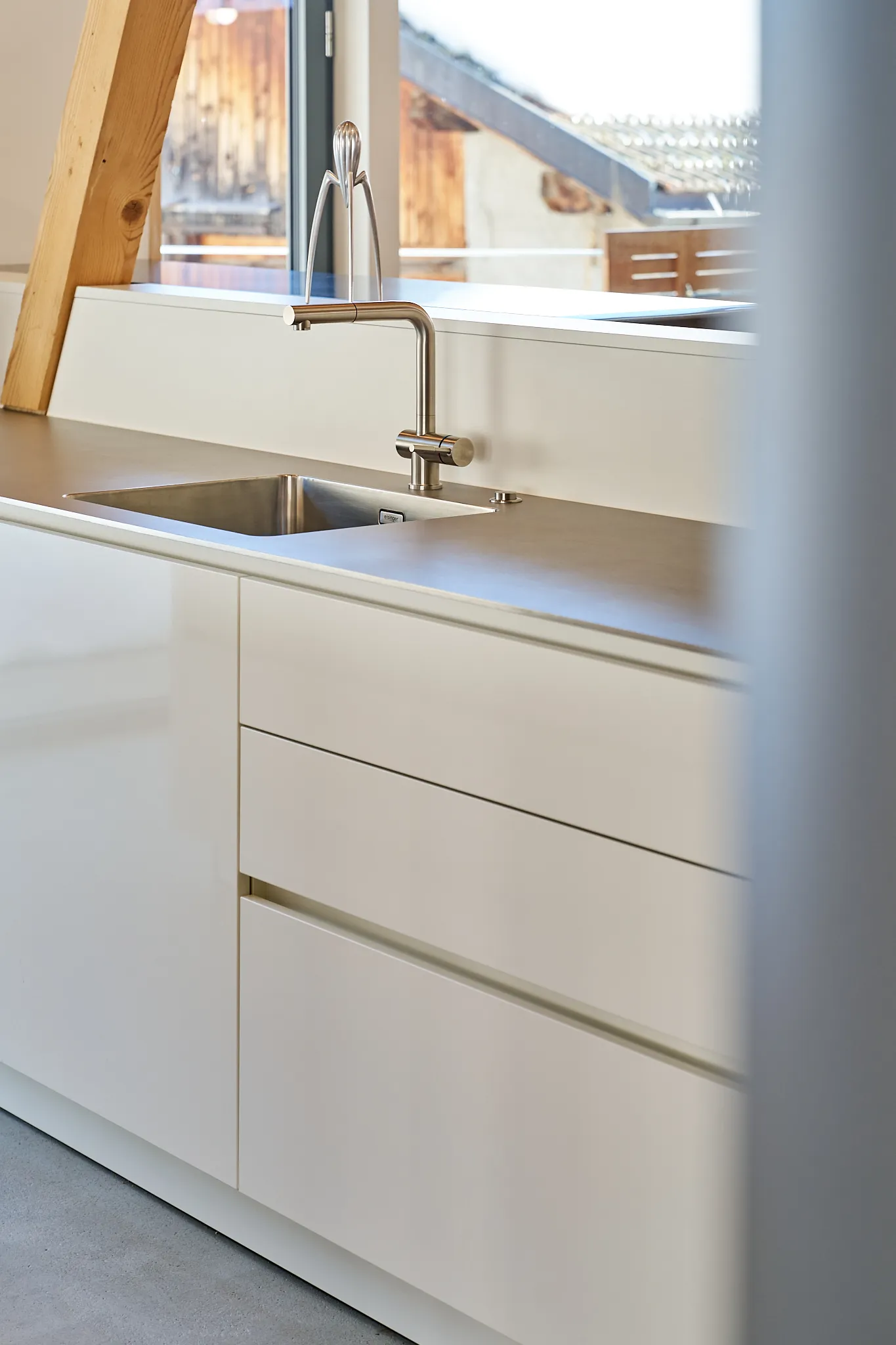 Moderne weiße Küche mit Spülbecken und minimalistischem Design