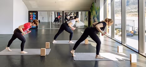Osoba radi jogu sa bučicama