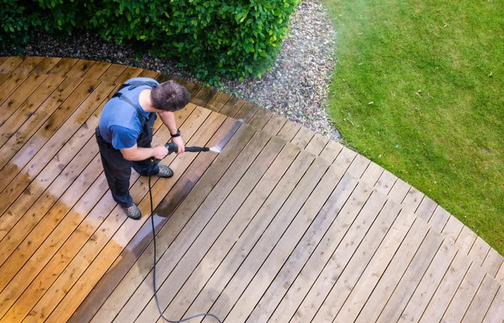 Moderne tre terrasse med solide trapper, designet og bygget av Perfekt Hus & Hage