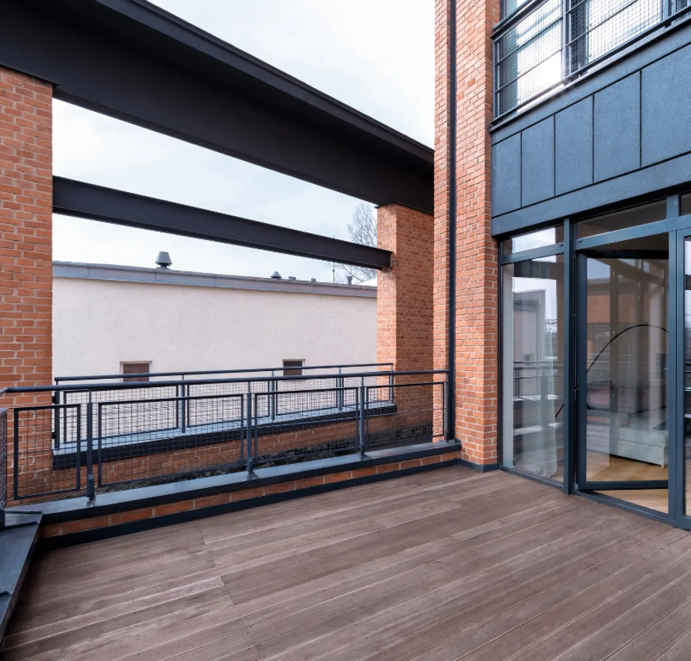 Arbeid utført av Perfekt Hus & Hage, med et moderne uteområde som inkluderer terrasse, støttemur og elegant hagedesign.