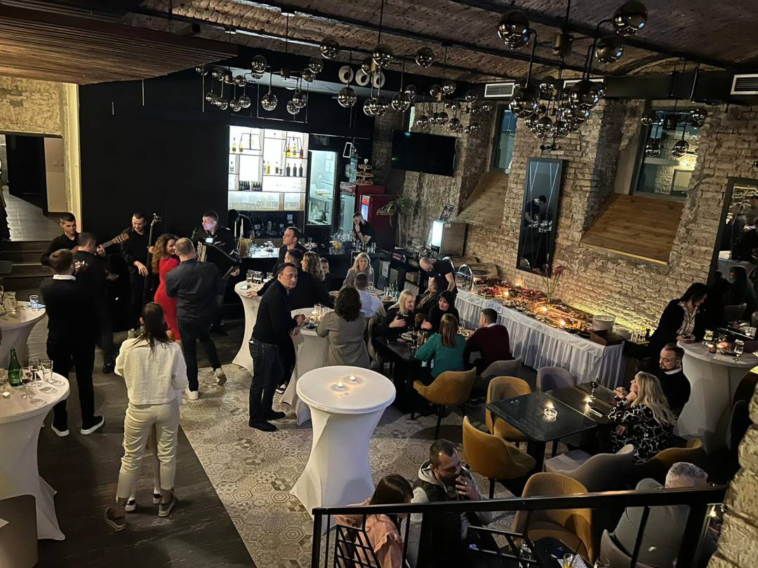 Poslovna proslava sa barskim i običnim stolovima u Kogo events Beograd